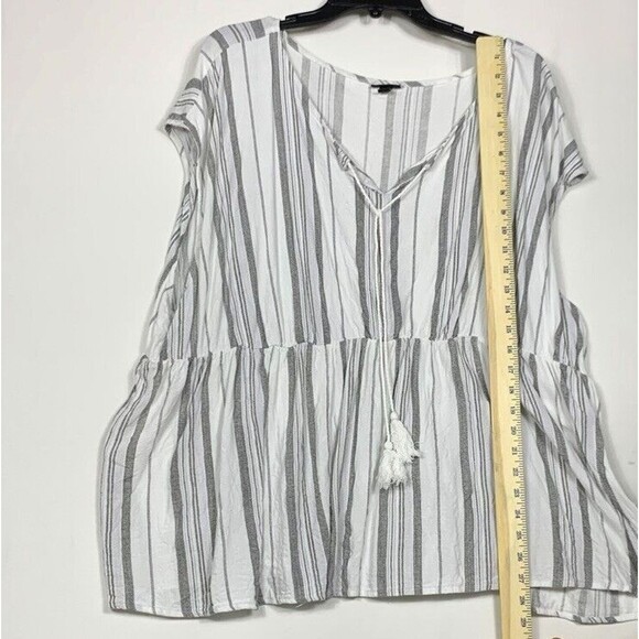 Torrid Top Womens Plus size 4 White Black Striped Sleeveless Peplum V-neck - Picture 3 of 9